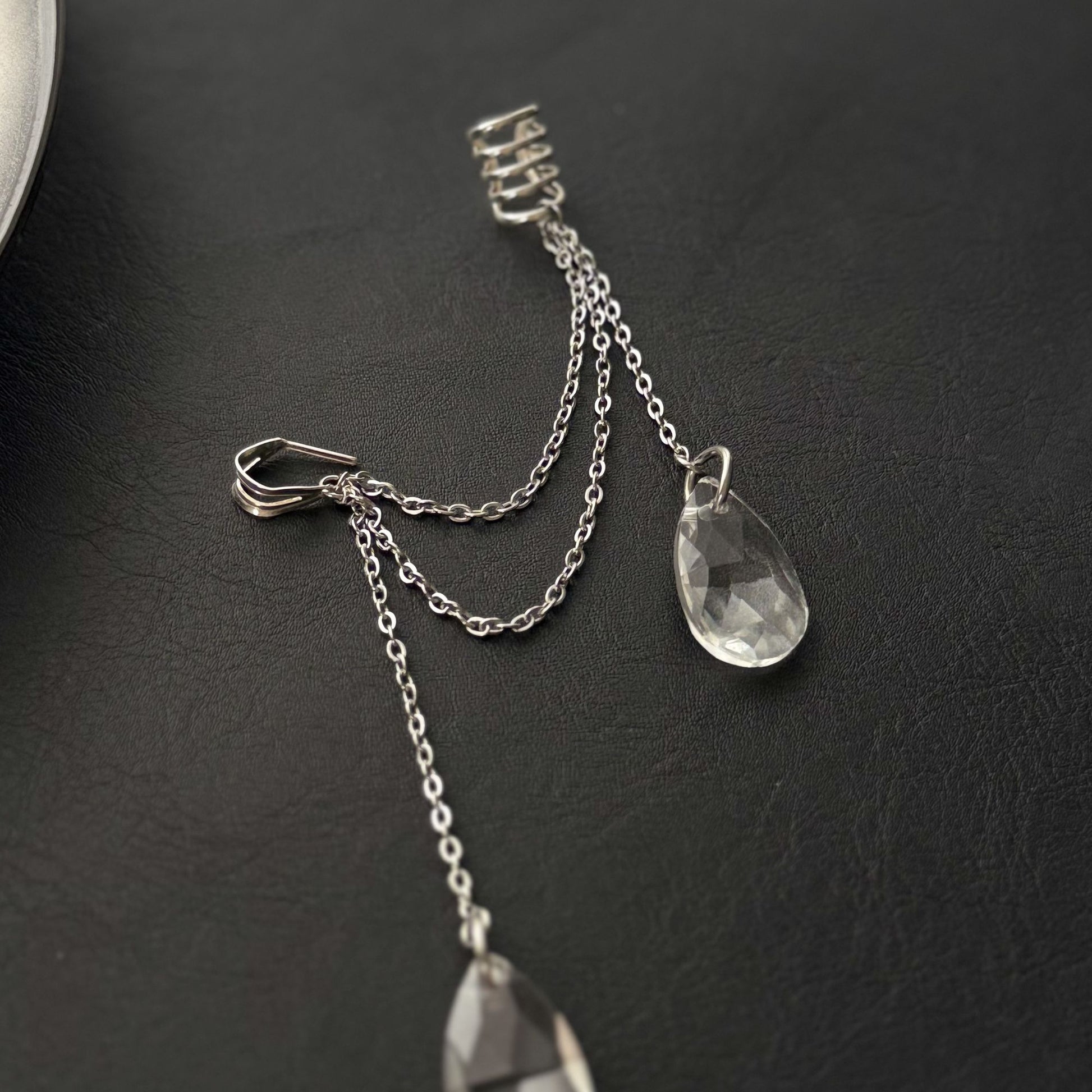 Σκουλαρίκι ear cuff από ατσάλι σε ασημί με αλυσίδες και κρεμαστό διάφανο κρύσταλλο