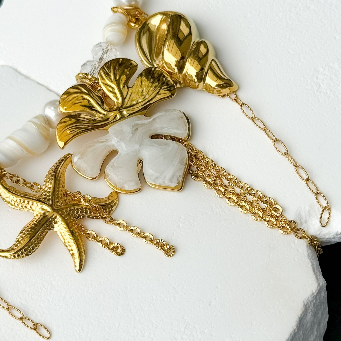 Luxury καλοκαιρινό κολιέ με κοχύλι αστερία και glossy χρυσές λεπτομέρειες σε island inspired design