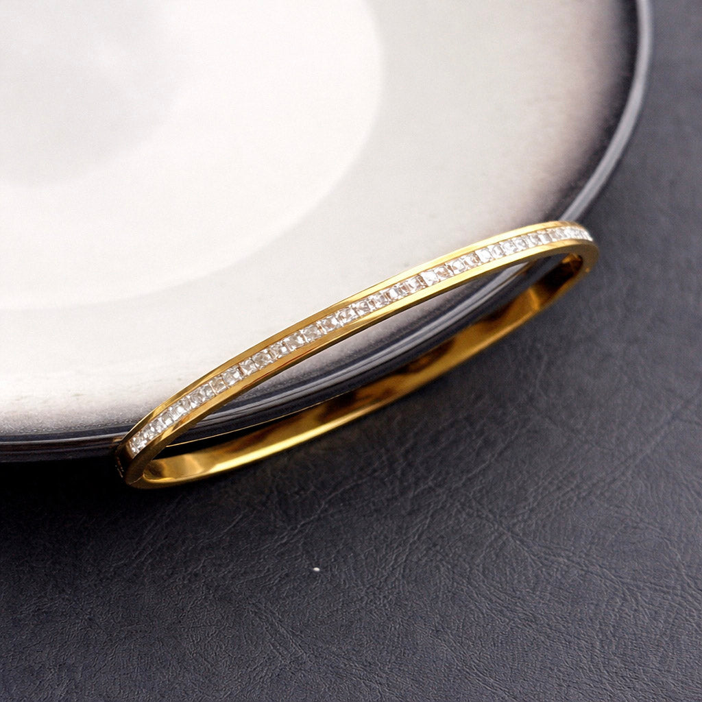 Γυναικείο λεπτό χρυσό βραχιόλι bangle από ατσάλι με διαφανή ζιργκόν σε ευθεία γραμμή