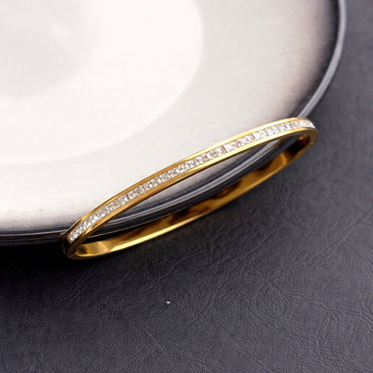 Γυναικείο λεπτό χρυσό βραχιόλι bangle από ατσάλι με διαφανή ζιργκόν σε ευθεία γραμμή