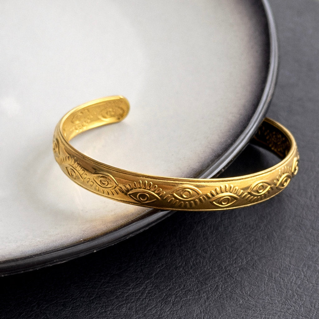 Γυναικείο χρυσό βραχιόλι cuff από ατσάλι με χαραγμένο μοτίβο ματιού