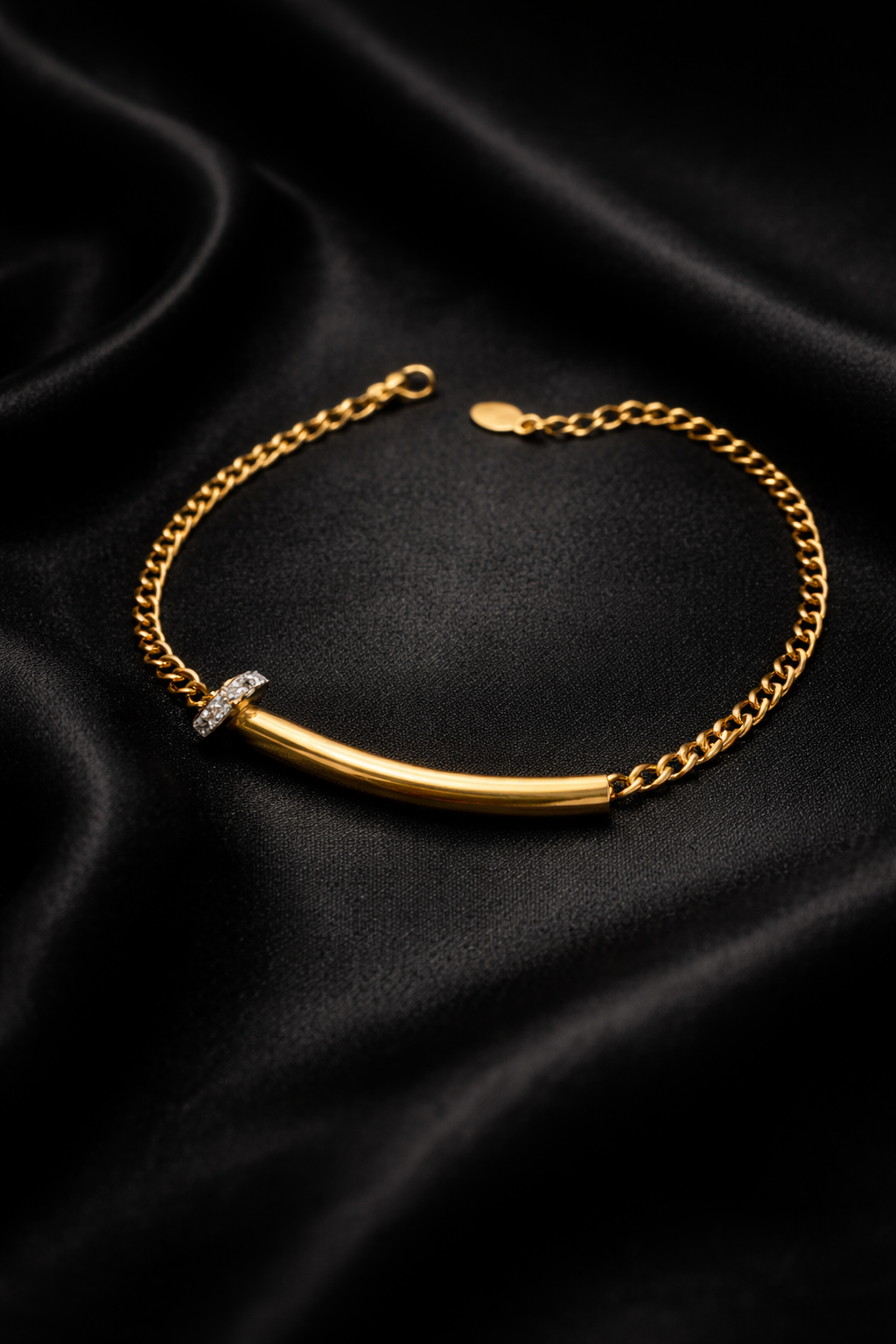 Γυναικείο βραχιόλι από ατσάλι χρυσό με αλυσίδα και κυλινδρικό στοιχείο σε μαύρο φόντο