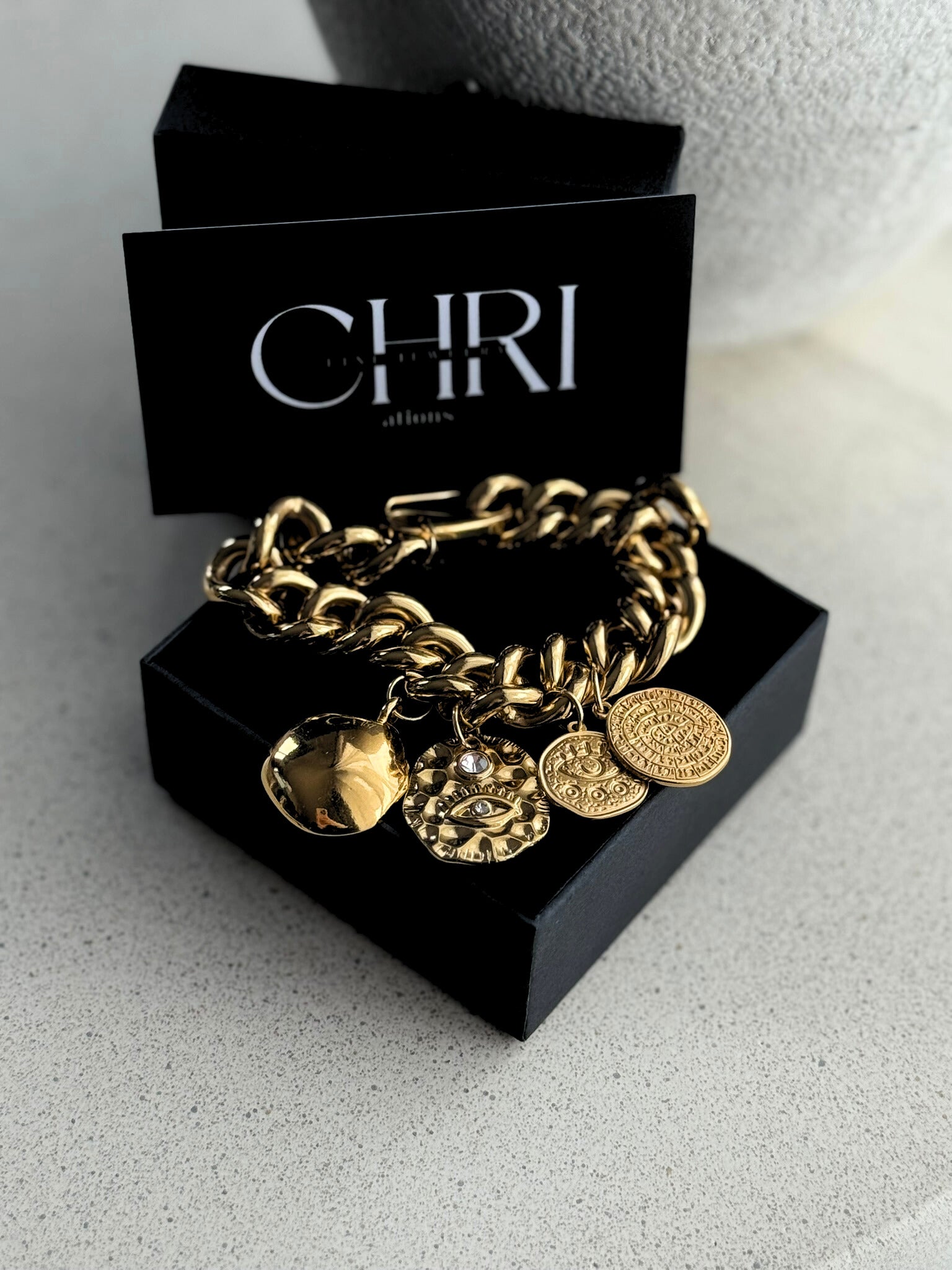 Γυναικείο statement βραχιόλι από ατσάλι σε χρυσό χρώμα με χοντρή αλυσίδα και κυκλικά μοτίφ