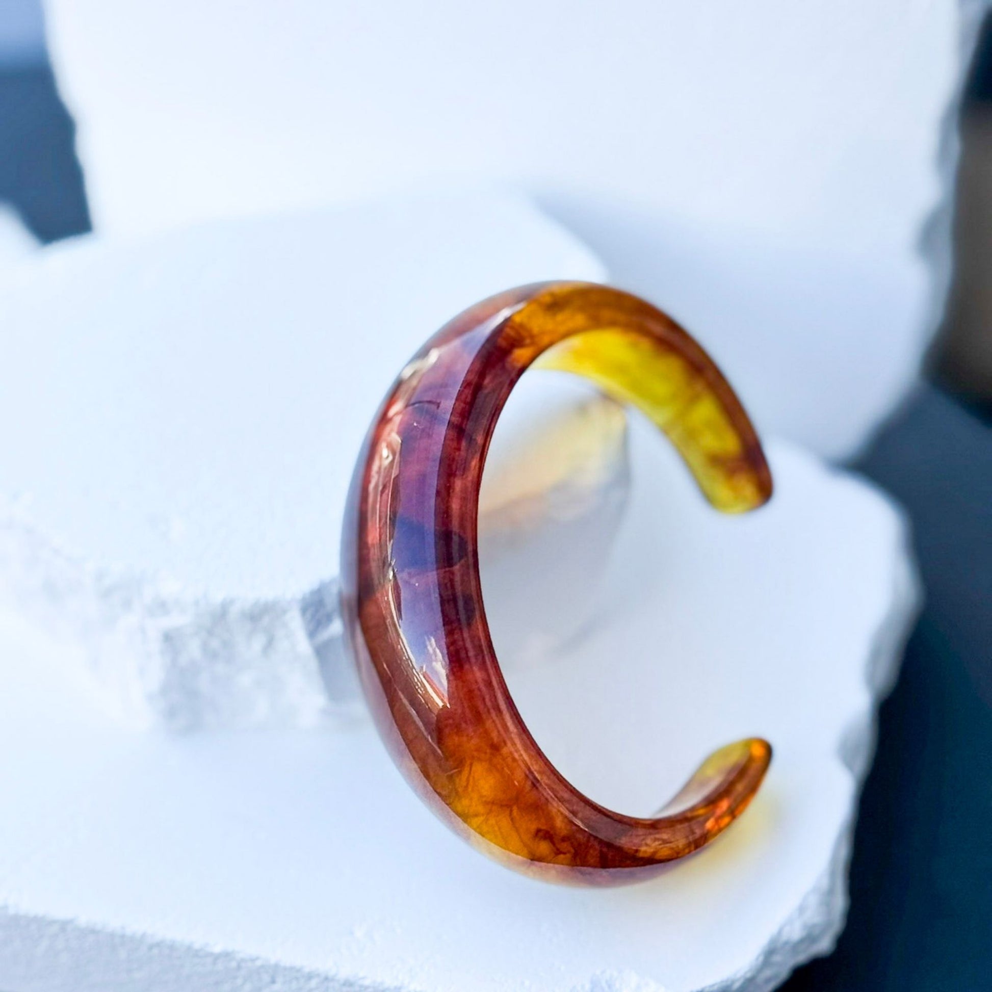Statement cuff βραχιόλι με marble resin σχέδιο σε ζεστές καλοκαιρινές αποχρώσεις