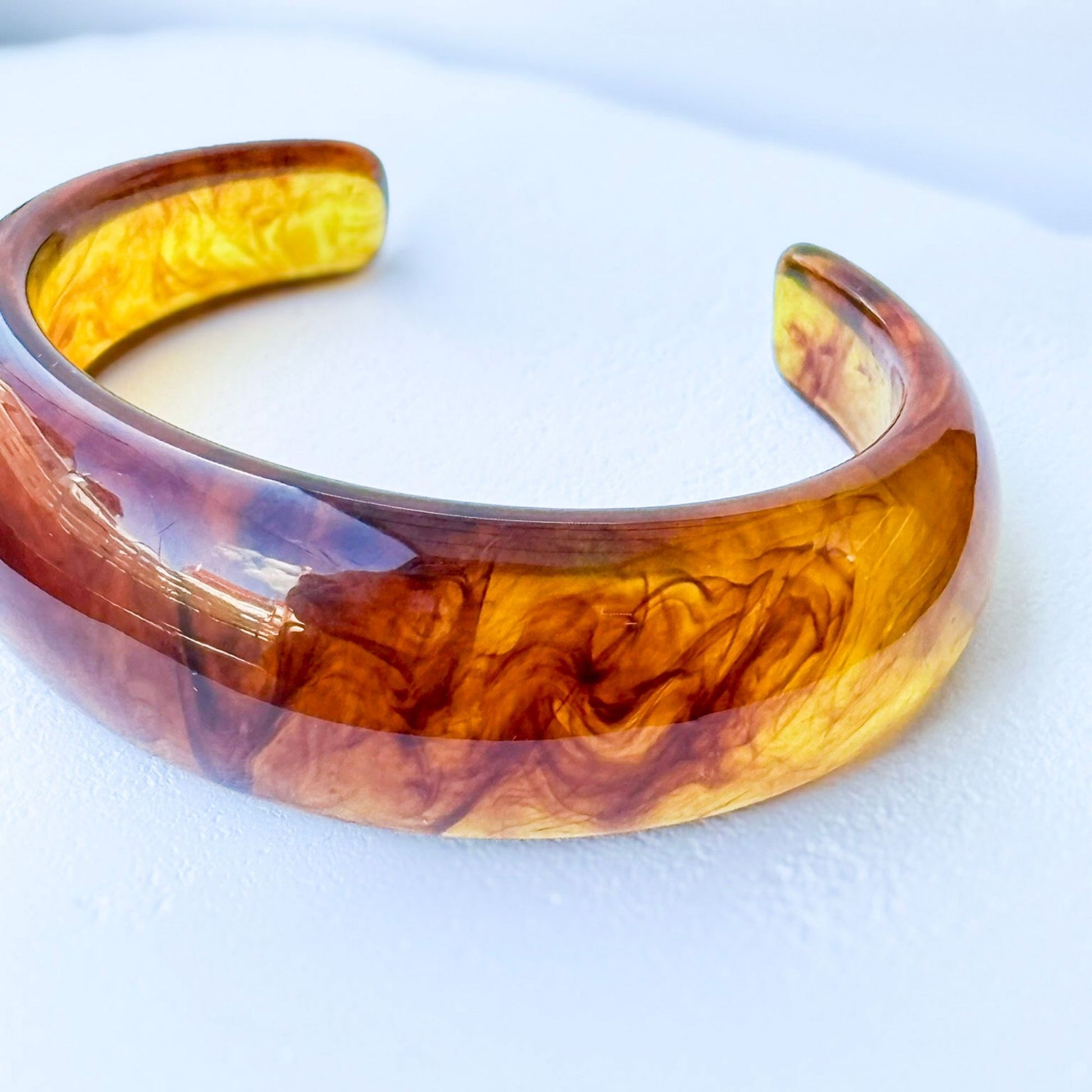 Γυναικείο chunky βραχιόλι σε amber και caramel αποχρώσεις με glossy υφή