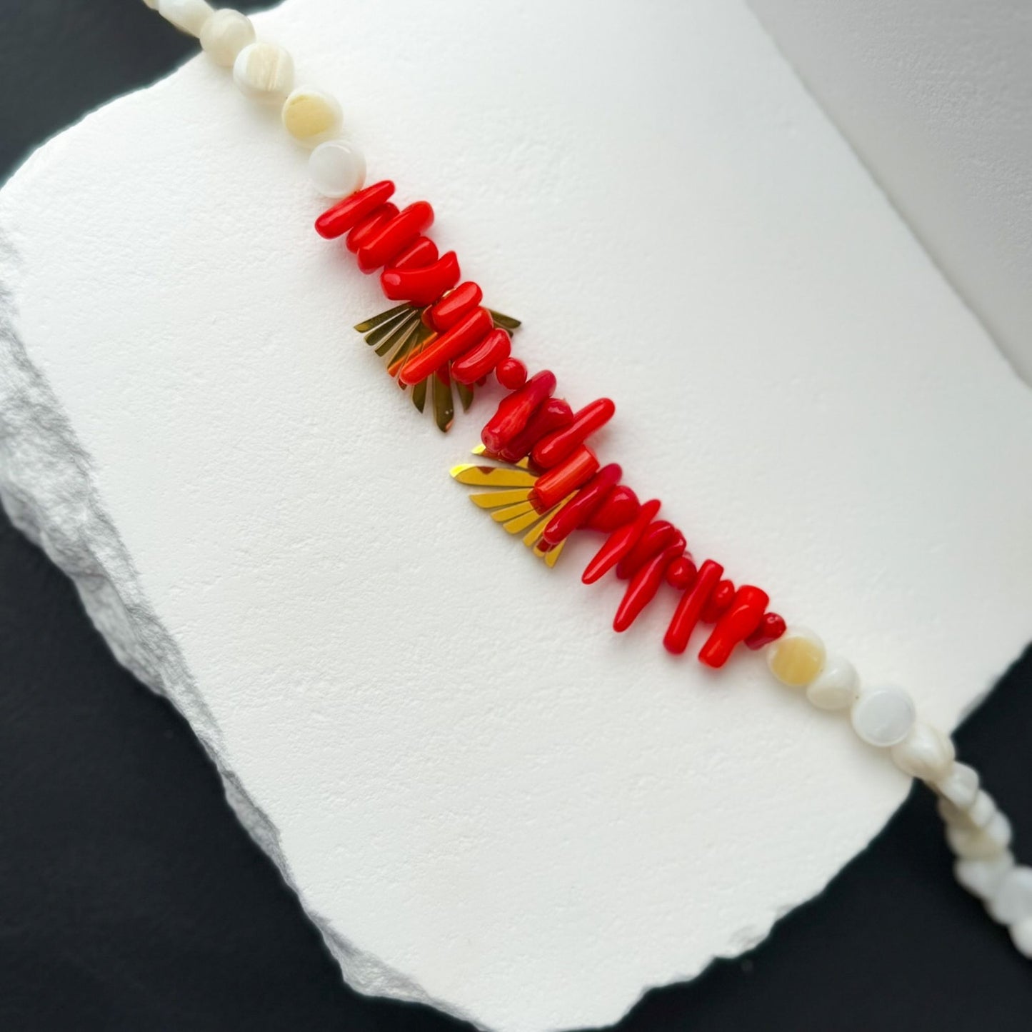 Καλοκαιρινό luxury κολιέ με κόκκινες coral inspired πέτρες λευκές χάντρες και χρυσά geometric στοιχεία