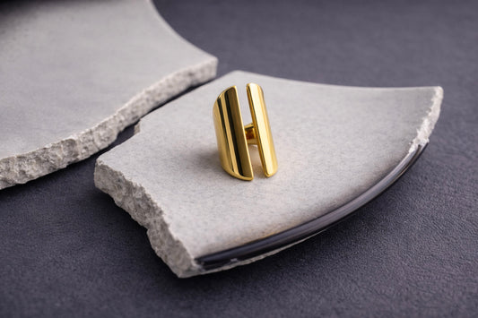 Γυναικείο statement δαχτυλίδι από ατσάλι σε χρυσό χρώμα με minimal γεωμετρικό design