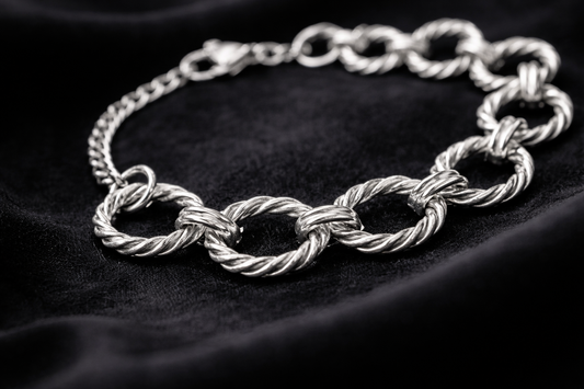 Βραχιόλι από ατσάλι ασημί με chunky κρίκους και στριφτή υφή σε μαύρο φόντο